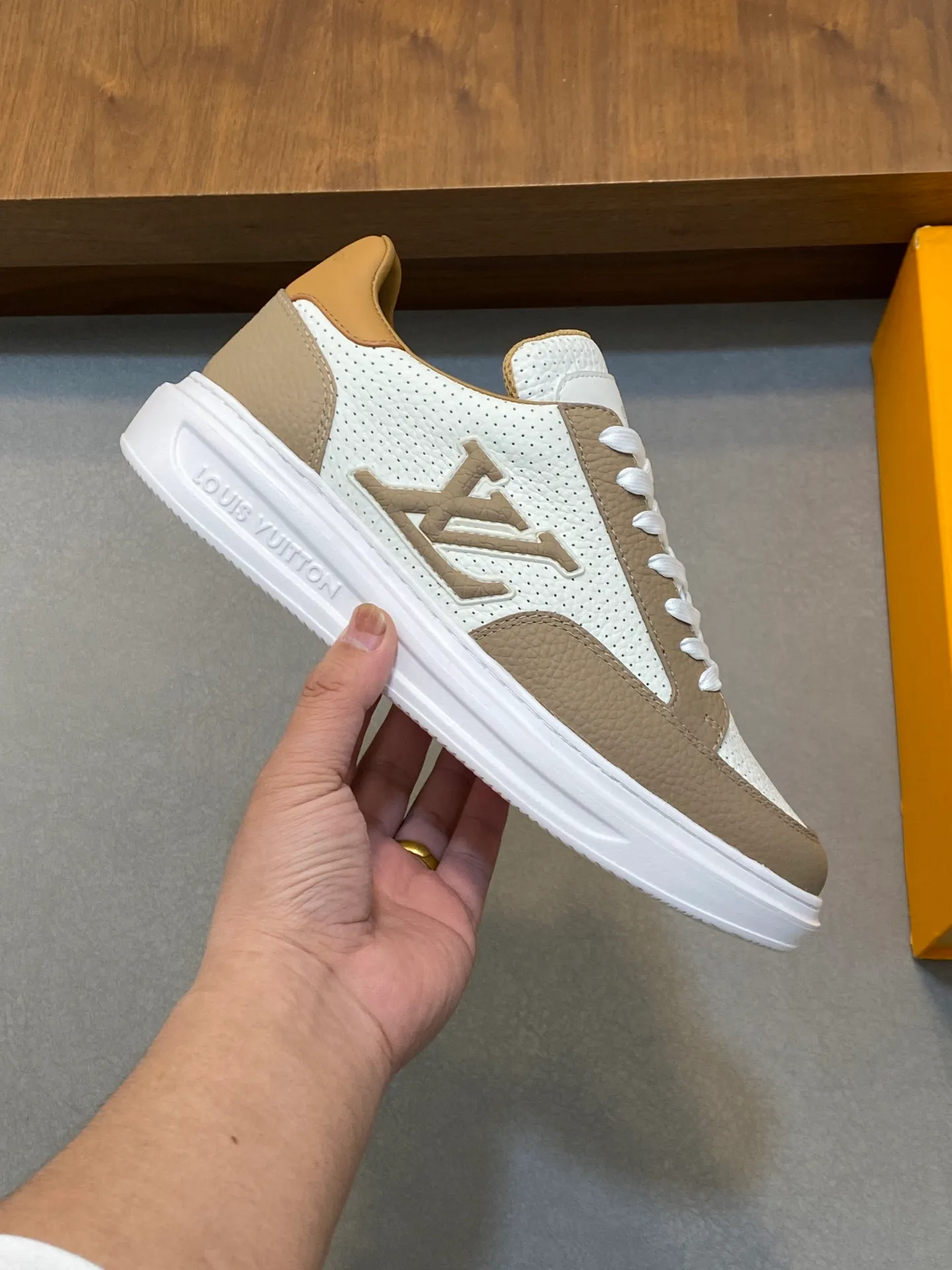 Factory Price: 400💰LV🔍Top Purchasing Agency🇮🇹 Lu Street Boy’s popular sports shoes counter synchronized, uppers imported from Italy cowhide fabric, high-quality complex splicing crafts, imported water-dyed cowhide lining cowhide feet Sole: Original sole provided by the original factory, T men's men's shoes 💰U exclusive movable molded sole, super comfortable, original factory follow-up goods, 🔍🔍high quality, can be entered and exited the counter at will, welcome to compare, code number 39-44 (order 38 45)